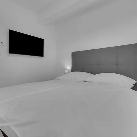 Delux With Private Pool - Makarska Exklusiv Apartment *